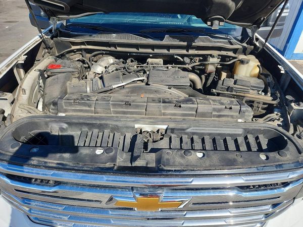 2024 CHEVROLET SILVERADO High Country — Engine bay