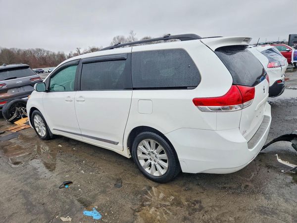 2012 TOYOTA SIENNA