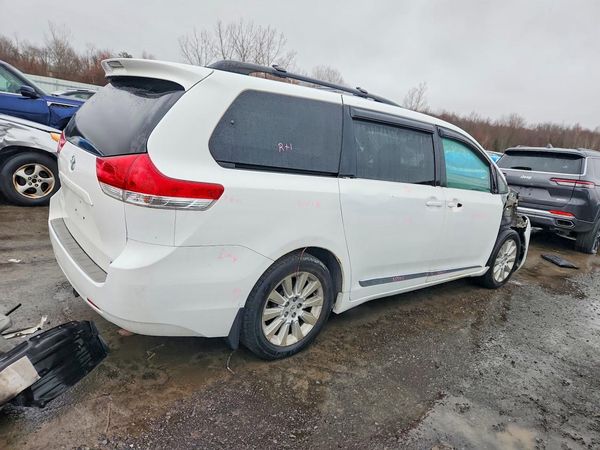 2012 TOYOTA SIENNA