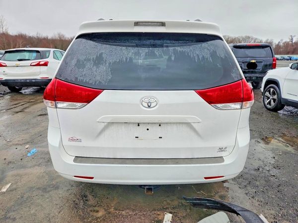 2012 TOYOTA SIENNA