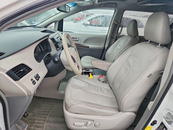 2012 TOYOTA SIENNA