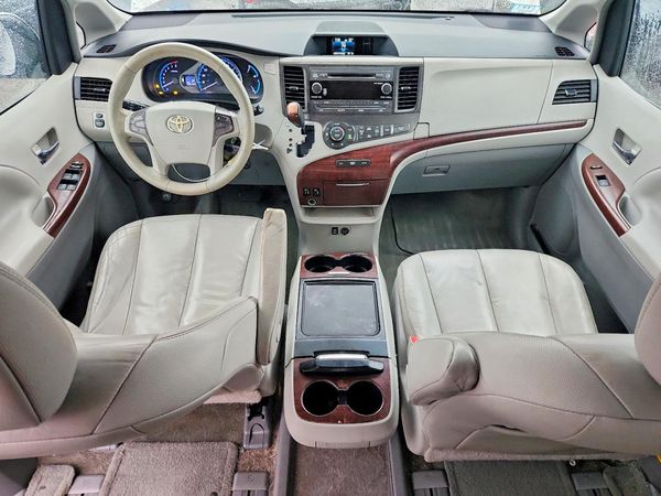 2012 TOYOTA SIENNA