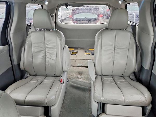 2012 TOYOTA SIENNA