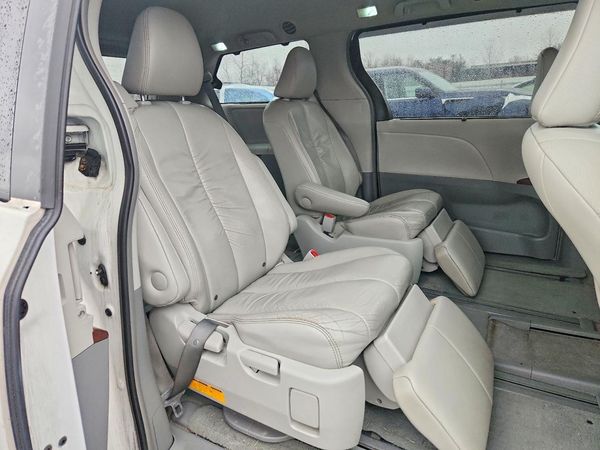 2012 TOYOTA SIENNA