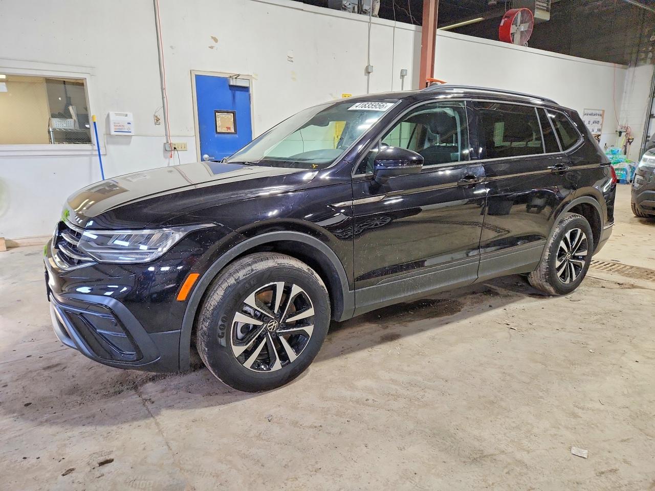 2024 VOLKSWAGEN TIGUAN 4Motion S — Front 3/4