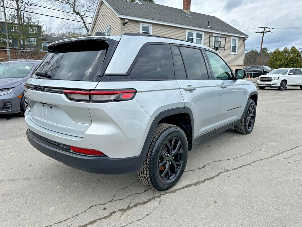 2025 JEEP GRAND CHEROKEE Laredo, Altitude