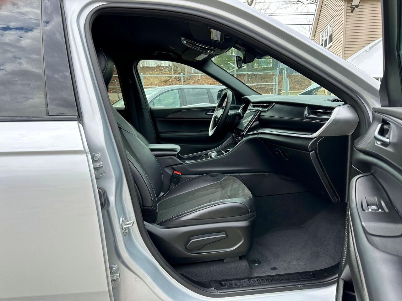 2025 JEEP GRAND CHEROKEE Laredo, Altitude