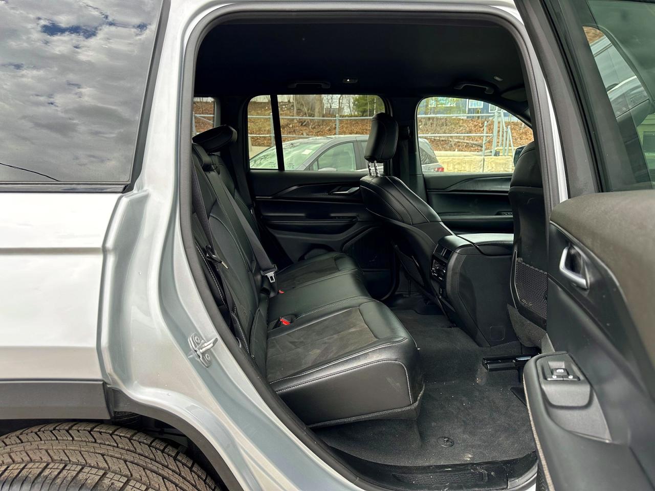 2025 JEEP GRAND CHEROKEE Laredo, Altitude