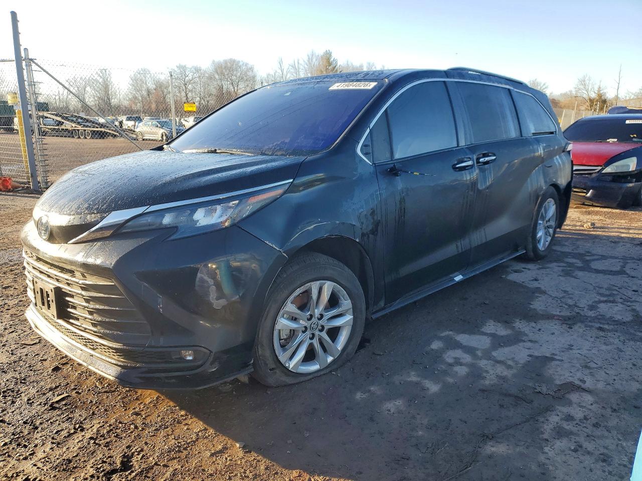 2025 TOYOTA SIENNA XLE
