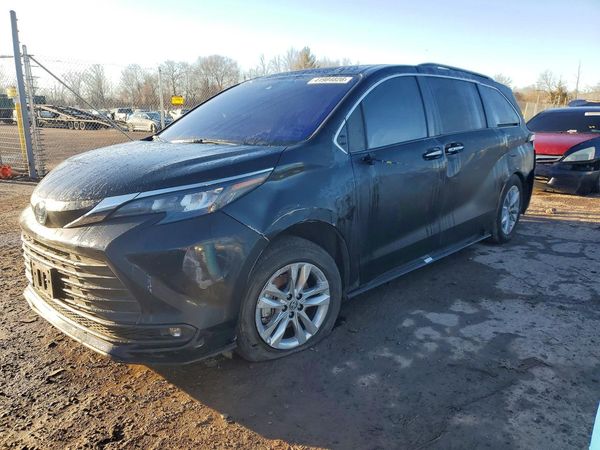 2025 TOYOTA SIENNA XLE