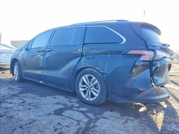 2025 TOYOTA SIENNA XLE