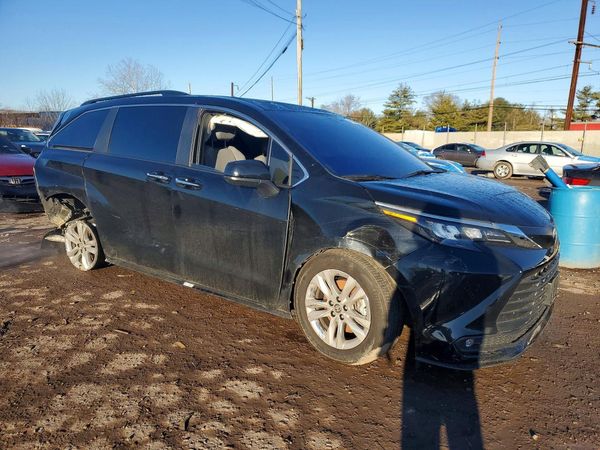 2025 TOYOTA SIENNA XLE