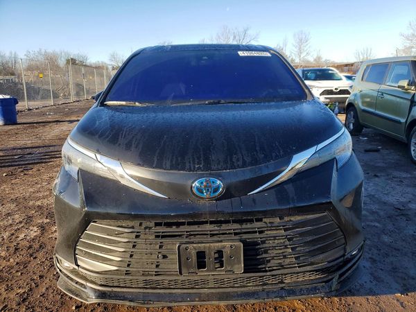 2025 TOYOTA SIENNA XLE