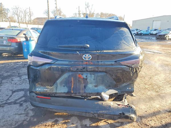 2025 TOYOTA SIENNA XLE