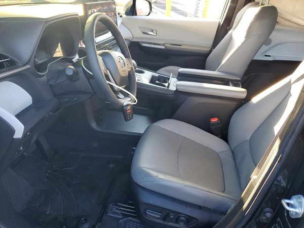 2025 TOYOTA SIENNA XLE