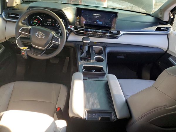 2025 TOYOTA SIENNA XLE
