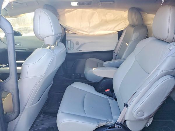 2025 TOYOTA SIENNA XLE