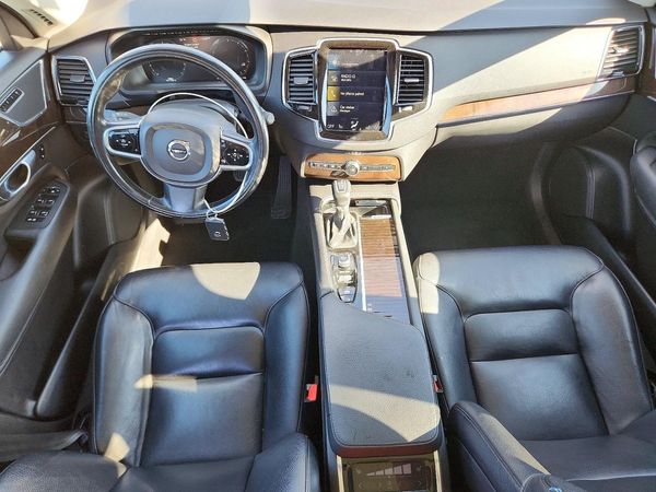 2017 VOLVO XC90 Momentum