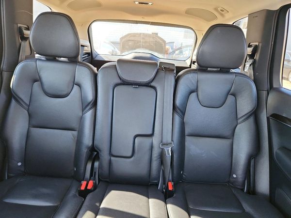 2017 VOLVO XC90 Momentum