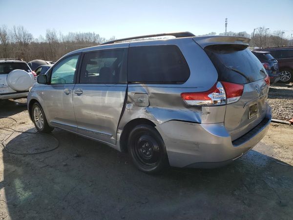 2012 TOYOTA SIENNA