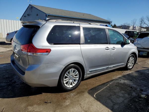 2012 TOYOTA SIENNA