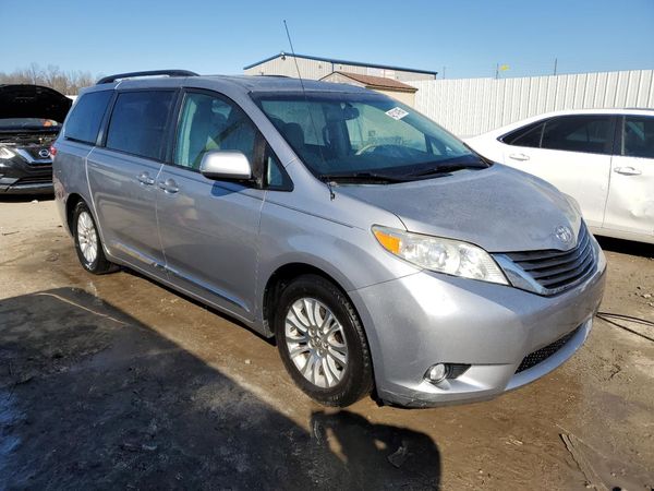 2012 TOYOTA SIENNA