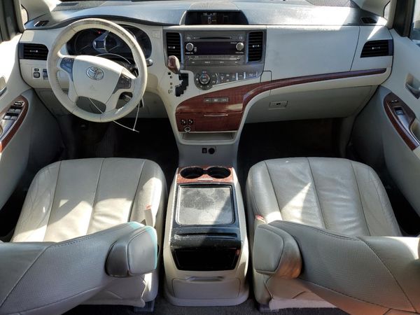 2012 TOYOTA SIENNA