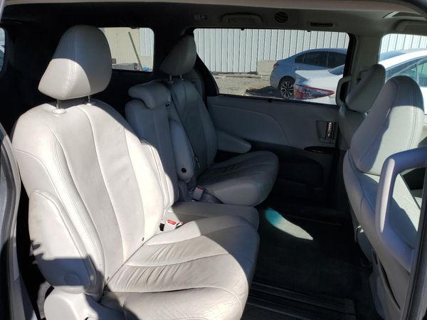 2012 TOYOTA SIENNA