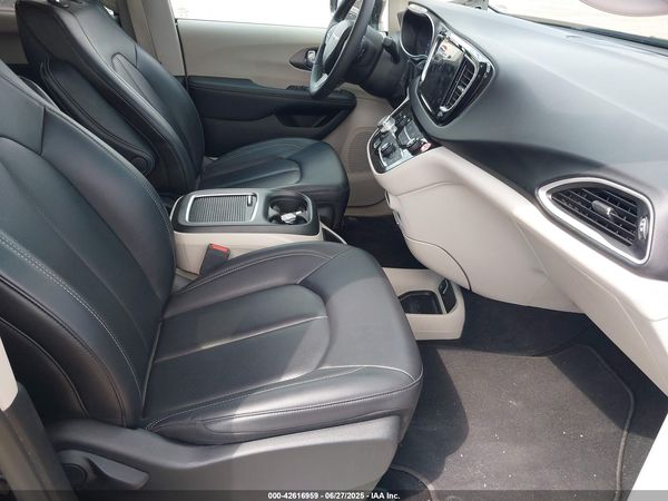 2024 CHRYSLER PACIFICA TOURING L — I5