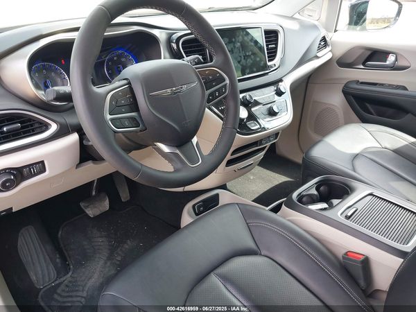 2024 CHRYSLER PACIFICA TOURING L — I13