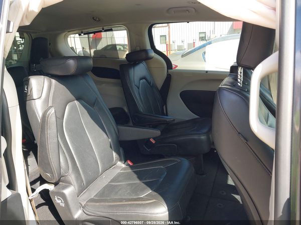 2020 CHRYSLER PACIFICA TOURING L — I8