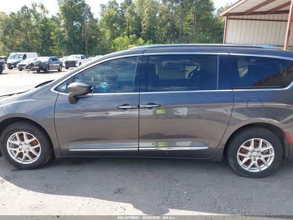 2020 CHRYSLER PACIFICA TOURING L — I117