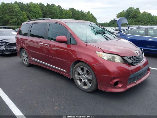 2013 TOYOTA SIENNA SE 8 PASSENGER