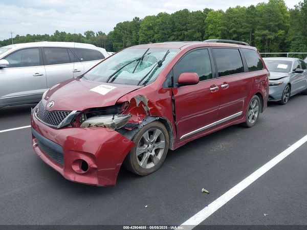 2013 TOYOTA SIENNA SE 8 PASSENGER