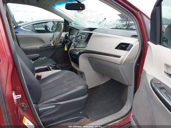 2013 TOYOTA SIENNA SE 8 PASSENGER