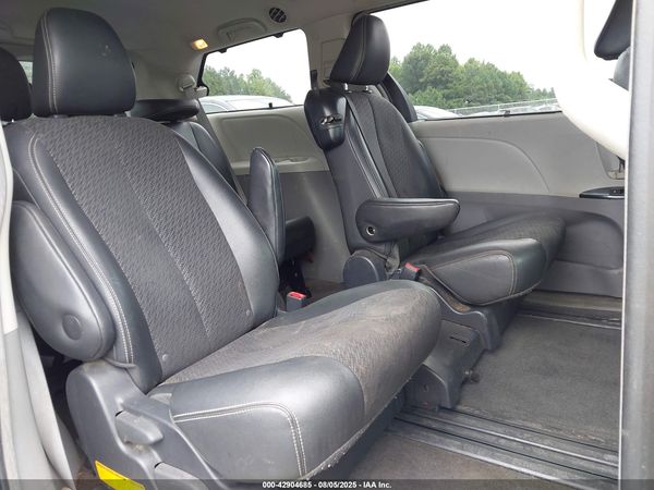 2013 TOYOTA SIENNA SE 8 PASSENGER