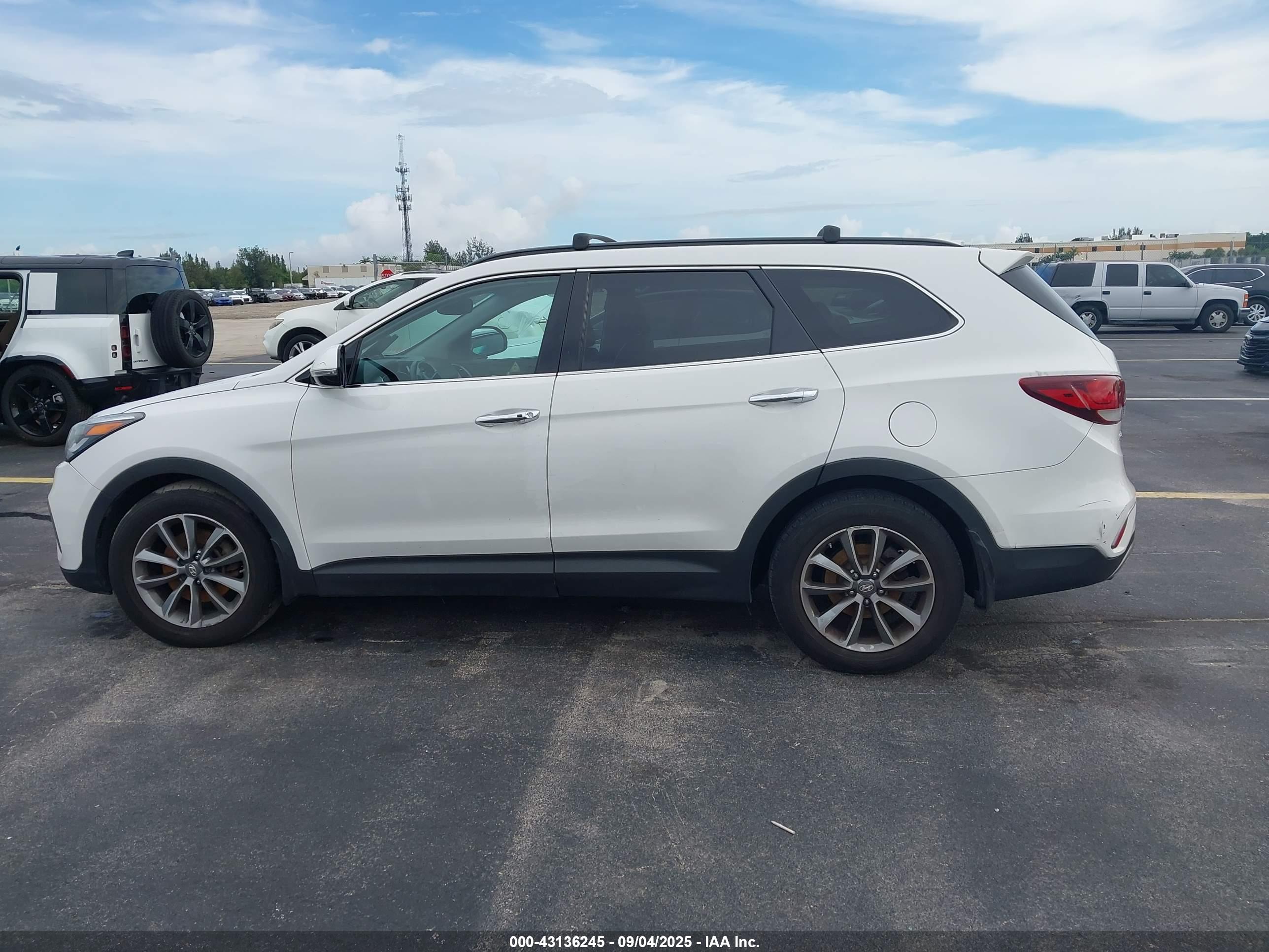 2017 HYUNDAI SANTA FE SE