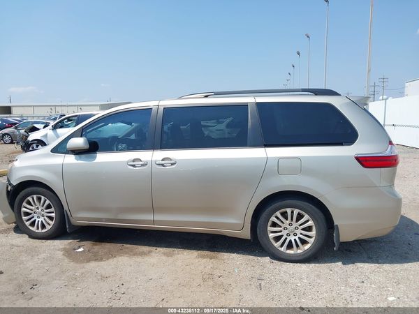 2017 TOYOTA SIENNA XLE PREMIUM 8 PASSENGER