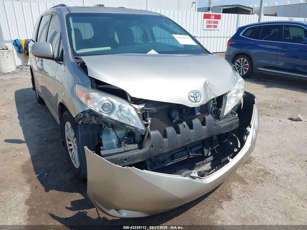 2017 TOYOTA SIENNA XLE PREMIUM 8 PASSENGER