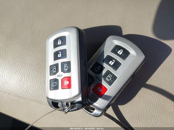 2017 TOYOTA SIENNA XLE PREMIUM 8 PASSENGER