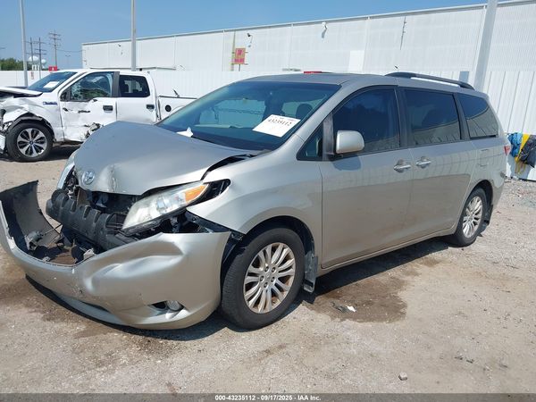 2017 TOYOTA SIENNA XLE PREMIUM 8 PASSENGER