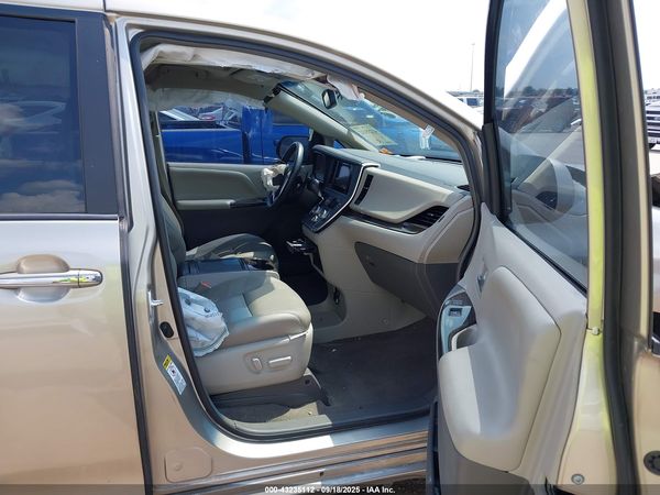 2017 TOYOTA SIENNA XLE PREMIUM 8 PASSENGER