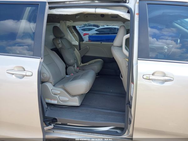 2017 TOYOTA SIENNA XLE PREMIUM 8 PASSENGER