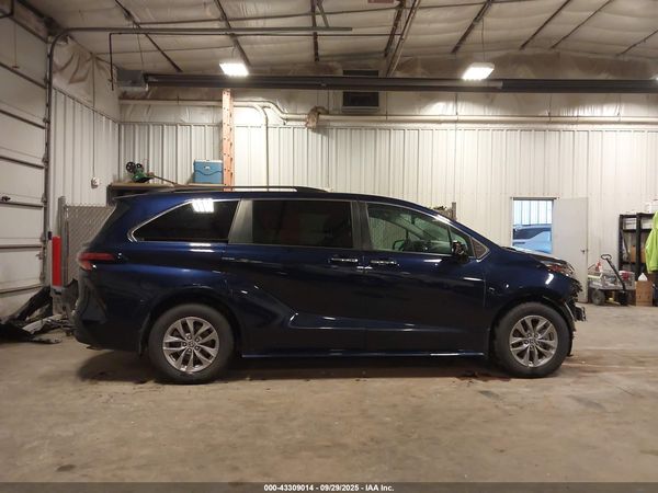 2022 TOYOTA SIENNA XLE