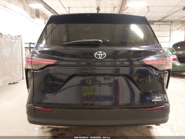 2022 TOYOTA SIENNA XLE
