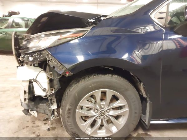 2022 TOYOTA SIENNA XLE