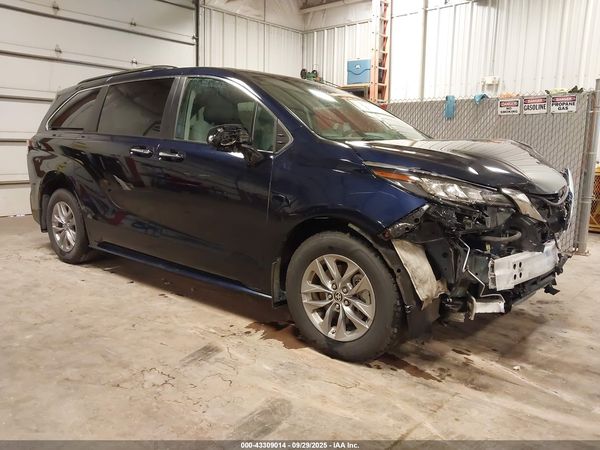 2022 TOYOTA SIENNA XLE