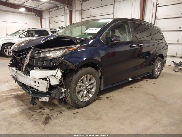 2022 TOYOTA SIENNA XLE