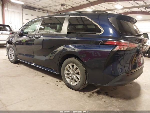2022 TOYOTA SIENNA XLE