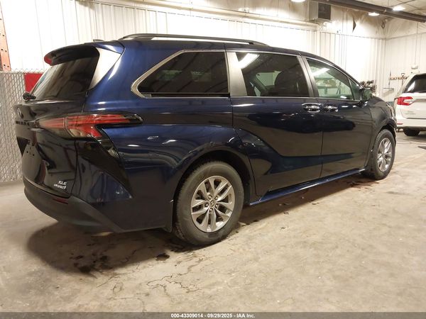 2022 TOYOTA SIENNA XLE